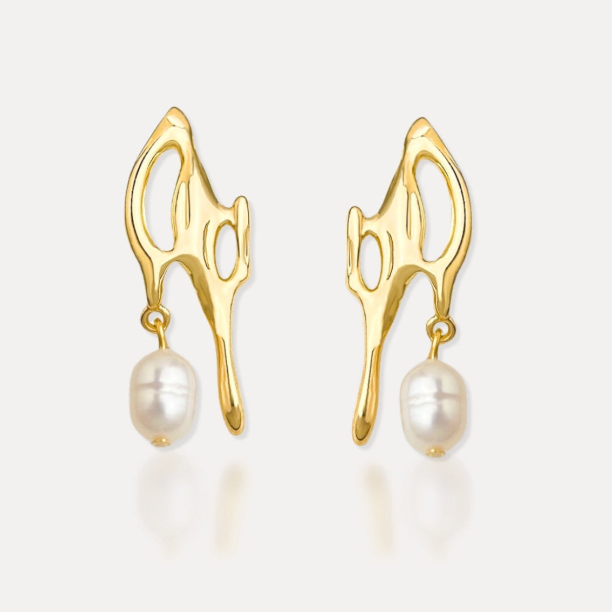 Freshwater pearl drop earrings in 18k gold-plated brass